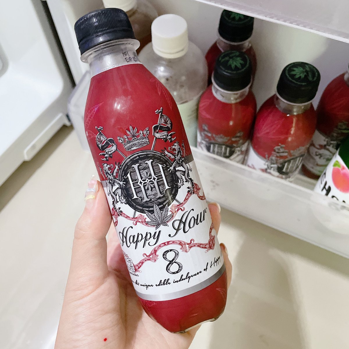 faifaii_12's tweet photo. ถึงเวลาพักผ่อนหย่อนใจ🍷🥳 เราซื้อน้ำกัญชาอัดก๊าซ Happy Hour ติดตู้เย็นไว้เลย กลิ่นหอมไวน์อ่อนๆ ชอบกินผสมกับโซดา คือสดชื่นมาก ไม่หวานเกินไป ดื่มง่าย เห็นแบบนี้แอล 0% นะจ้ะ ไปลองกันเครื่องดื่มอารมณ์ดี๊ดี #อร่อยไปแดก #อร่อยบอกต่อ #mixกับอะไรก็ฟิน https://t.co/5cgd3bkSGW