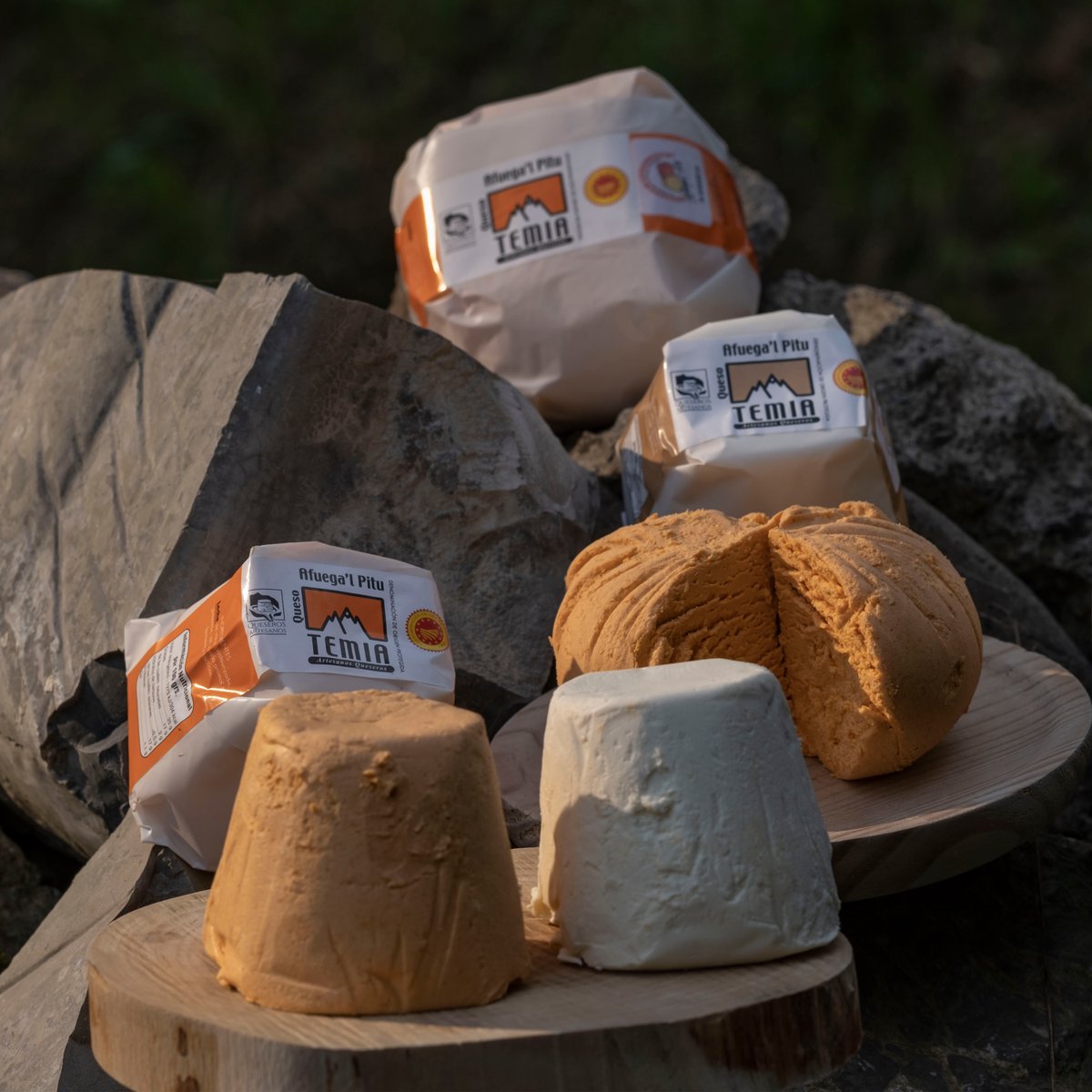 AfuegalPituQues's tweet photo. Así amanecieron hoy nuestros quesos en la quesería #Temia, en Grao. 😎 ¡Tan pa comelos! 😝

Queso Afuega'l Pitu. El sabor del tiempo. ✨ 

#AlimentosDelParaíso
#Tradición #Paciencia #Sabor #Amor
#Dedicación #Queso https://t.co/jLTNhJvu5U