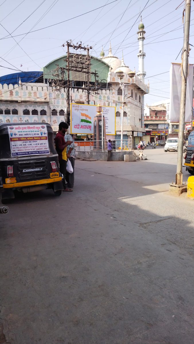 MaindoxResearch's tweet photo. @JBS280 @vichitra_jeevi @RituRathaur @sdeo76 @OpIndia_com @mrsinha This is the Jama Masjid in the same town of SAGAR, MP and it is in the middle of the road as well as the 'Smart City' project but it is not touched. 

However, the Masjid filed a petition in MP court and court ordered the stay on Masjid demolition. @RituRathaur @Bharatvidya1 https://t.co/mbP6ooZ9EK