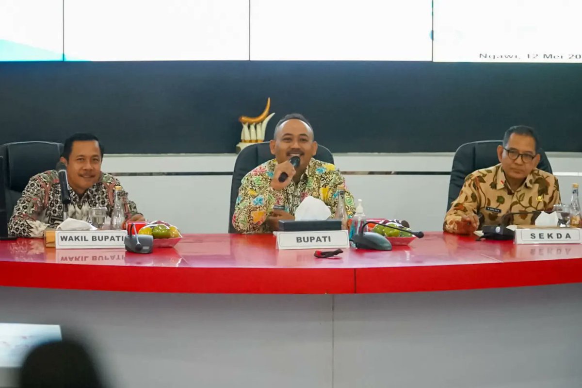 masonyanwar's tweet photo. Tingkatkan sinergitas dan pelayanan kepada masyarakat Ngawi yang senantiasa ramah Topmarkotopz 👍

Foto : Rapat evaluasi progres pelaksanan pembangunan daerah tahun 2022 bersama seluruk kepala OPD Kabupaten Ngawi (12/05/2022)
Salam #topmarkotob 
#ngawi #ngawiramah #topmarkotop https://t.co/CqwU1xD5yN