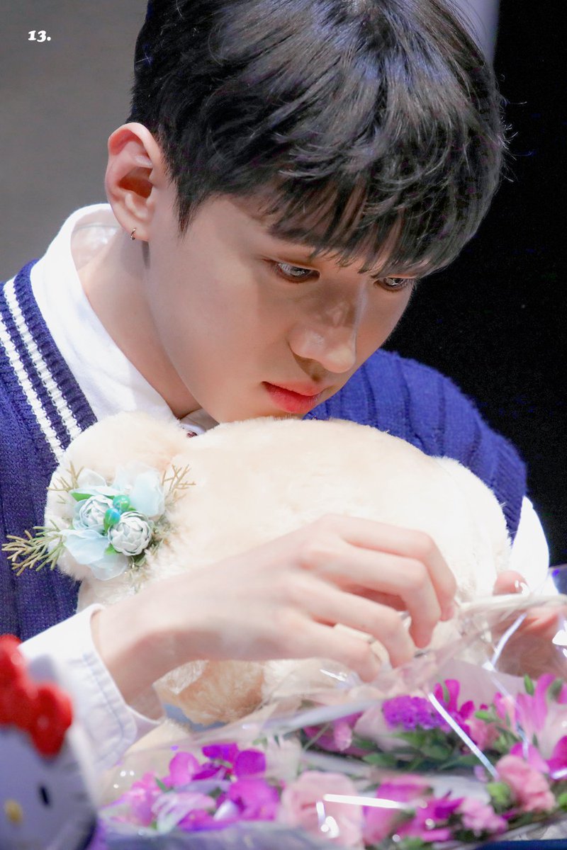 13teenornot's tweet photo. 220507 디마뮤
안될 사진인 걸 알았지만 귀여워서 참을 수가 업서 울며 포토샵을 켠 열세살
#DKZ #재찬 https://t.co/GldXenzuma