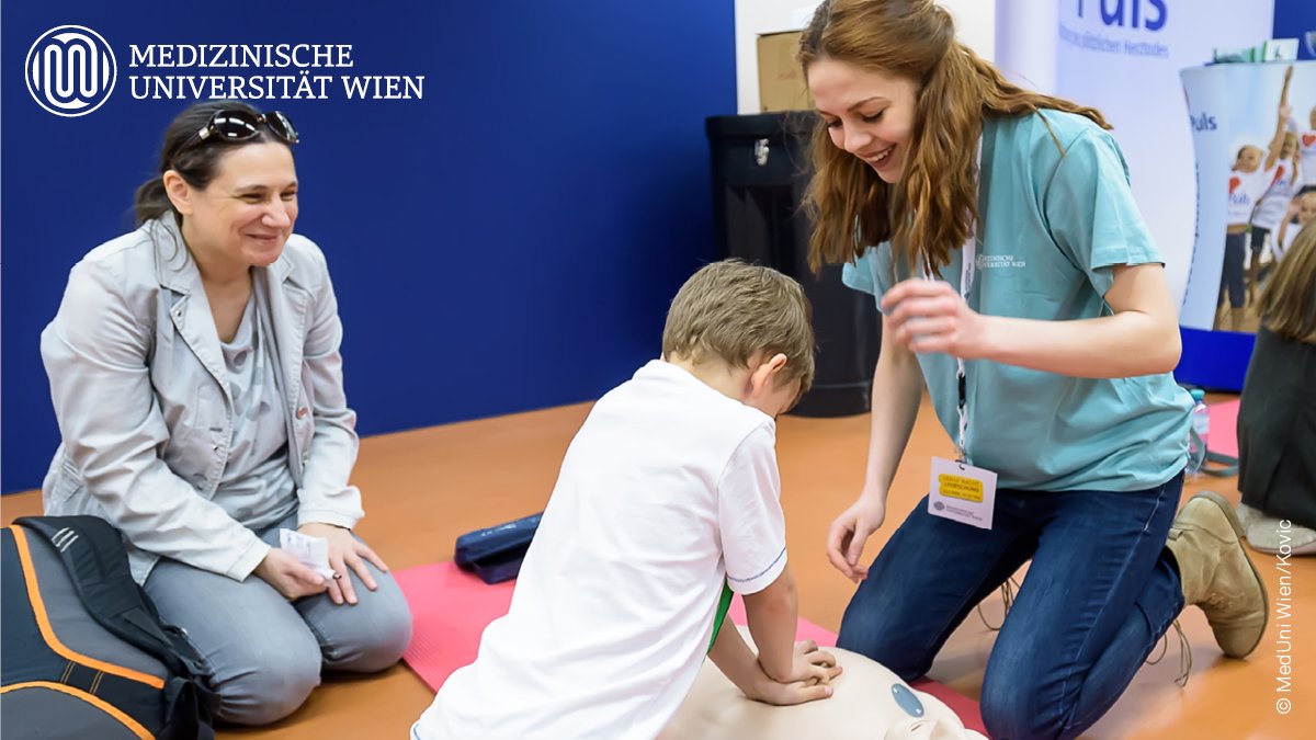 MedUni_Wien's tweet photo. #Herzstillstand, Notfall bei Frühgeborenen und Versorgung im #Rettungswagen: Bei der @lnf_austria wird bei einem #Simulationstraining im Rettungswagen oder bei Trainings mit #VR-Brille und Hightech-Puppen selbst geübt. Jetzt Programm vormerken! ➡️ https://t.co/H6hlktu9yt https://t.co/BYGaKSP3TU