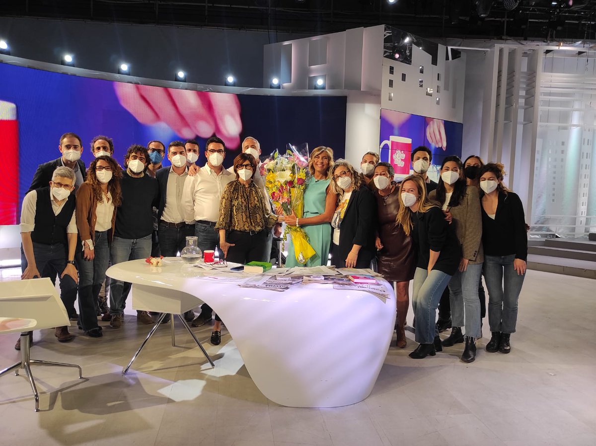 AndreGalliano's tweet photo. ECCO L'ARIA CHE TIRA – LA7
Sono molto contento di far parte di questa squadra fantastica! #lariachetira #tv #la7 #myrta #myrtamerlino #giornalismo #press #video #news #newsprogramme #journalism #job #lavoro #italy #rome #europe #team #squadra https://t.co/ng8ATHSMVZ