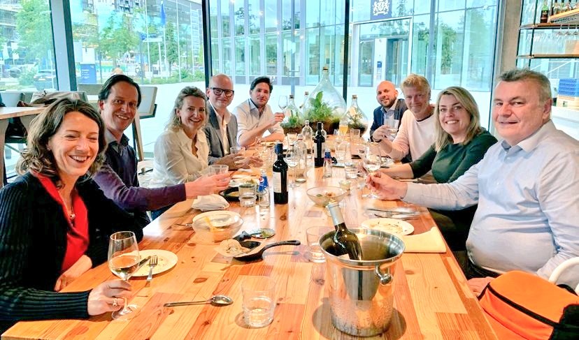 EBUtrecht's tweet photo. Samenwerken aan de #positionering v/d regio Utrecht (1,5 miljoen inwoners) met focus op #gezonde mens, gezonde leefomgeving en gezonde samenleving.
Mooi om dit met het bedrijfsleven, kennisinstellingen en overheden te doen. #TripleH
Naast hard werken, hoort ook gezelligheid! https://t.co/cvyP7zGa6n