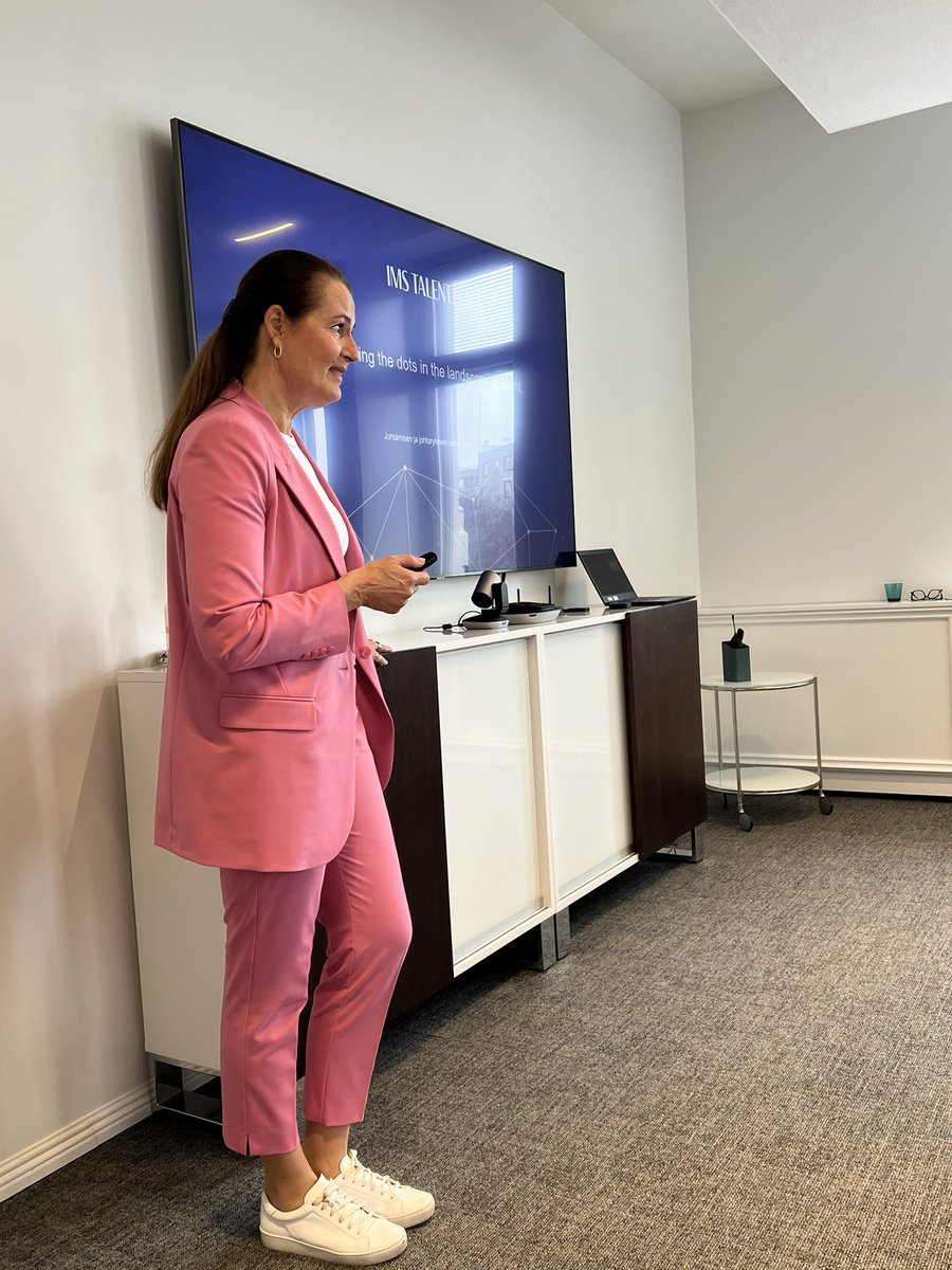 IMS_Talent's tweet photo. Managing Partnerimme @heikkinen_terhi avaamassa johtamisaamiaistilaisuuttamme. Mielenkiintoisia tuloksia tiedossa tuoreeseen johtoryhmätutkimukseemme liittyen. #connectingthedots #jory #johtaminen #jorytutkimus #johdonsuorahaku https://t.co/rBgY52NaWI