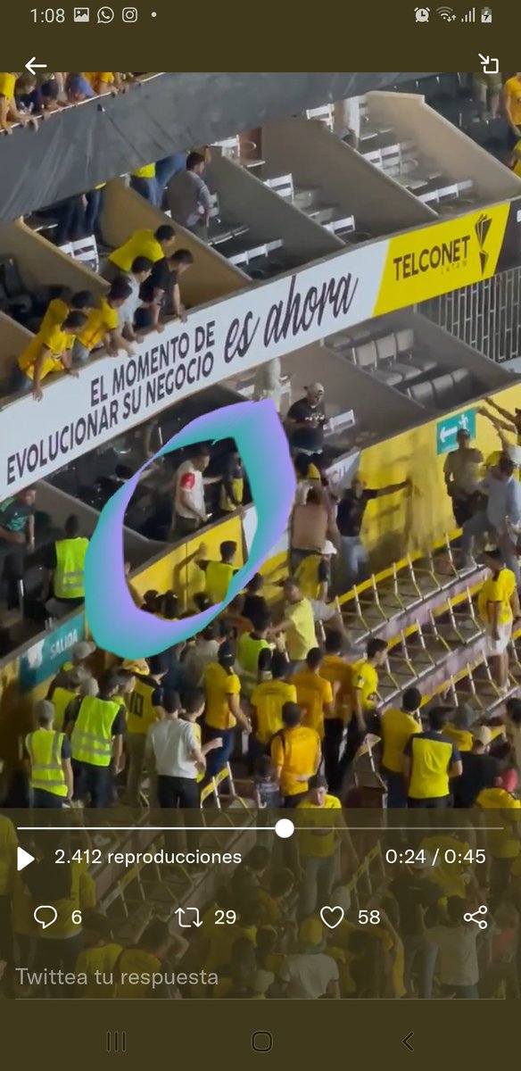 pe_gonzalo's tweet photo. @andruchys Pilas miren bien el video el man de blanco carga un cuchillo .... y viendo el video un poco más atrás lo inca a 1 miren bien al man y vean bien el video pilas @andruchys https://t.co/1U2roBOLnT