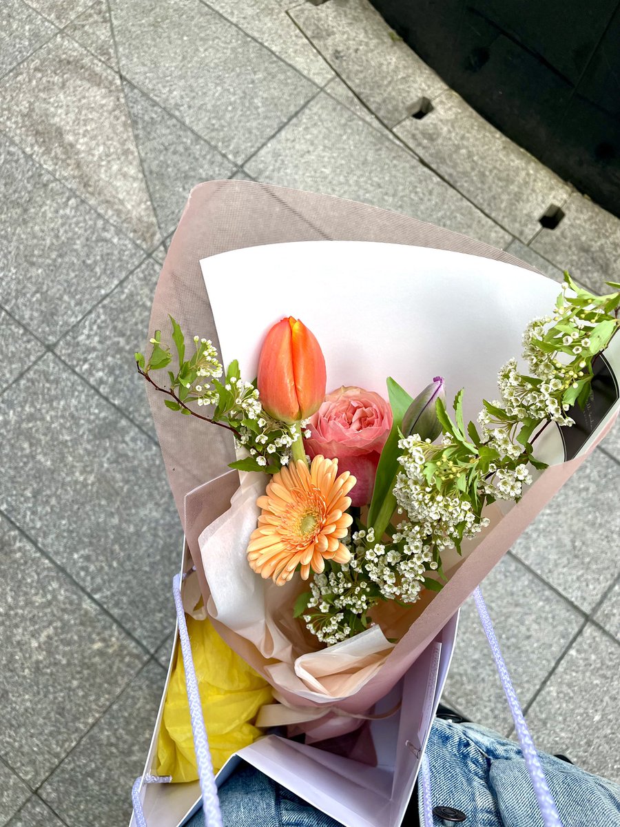 mirohmiroh_'s tweet photo. 현진이가 산 꽃 !! https://t.co/31Fx8VHU1f