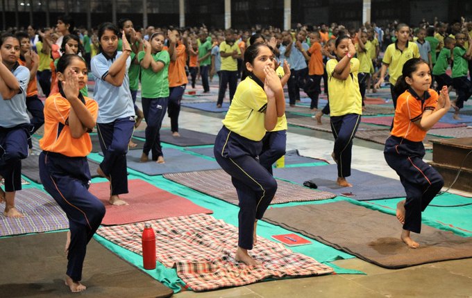 बच्चों को आसन, प्राणायाम यह बहुत अच्छा लगता है। बच्चों को बचपन में ही #योग हमें उन चीजों को ठीक करना सिखाता है जिसे सहा नहीं जा सकता और उन चीजों को सहना सिखाता है जिसे ठीक नहीं किया जा सकता। योग की आदत डाल दो तो उनमें जिंदगी में कभी कोई बुरी आदत पड़ेगी ही नहींl
#Acharyakulam