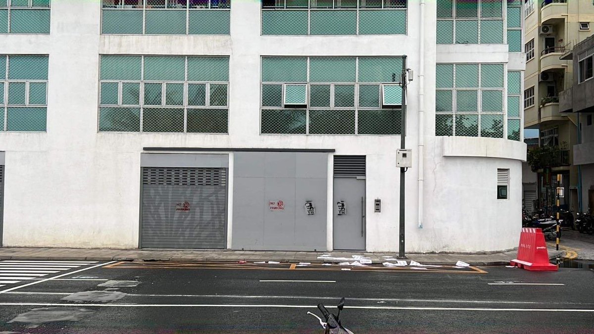 NasreenDelta's tweet photo. Anti Yameen protests in #Maldives !
Protestors have drawn Graffiti of Arrest Yameen at his residence and party office.
Flyers of Arrest Yameen found all over on the road. https://t.co/H50eVyCzwS