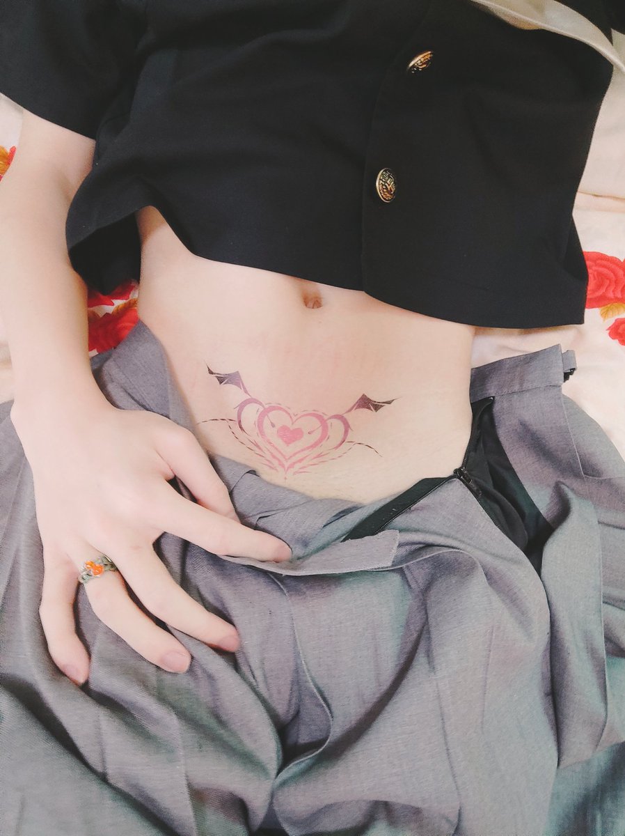 xi4109's tweet photo. 今天阴雨绵绵的一天呢～感觉有什么不好的事会发生......
诶诶？小腹上突然多出来了什么？！
脑袋...脑袋变得好晕...小阴蒂也涨起来了...想要...
#男娘 #伪娘の日常 #淫紋 #伪娘母狗 #贞操锁奴 #cb锁 #可爱的男孩子 https://t.co/KLG0DnYW5O