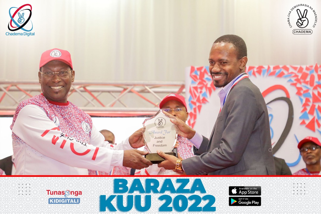 ChrissFundi's tweet photo. Jana mawakili wasomi wamepokea tuzo na mwenyekiti mbowe 
 
walifanya kesi ya #michongo tukajua hadi. PGO  Mungu awabariki sana https://t.co/AGqxBy0vY6