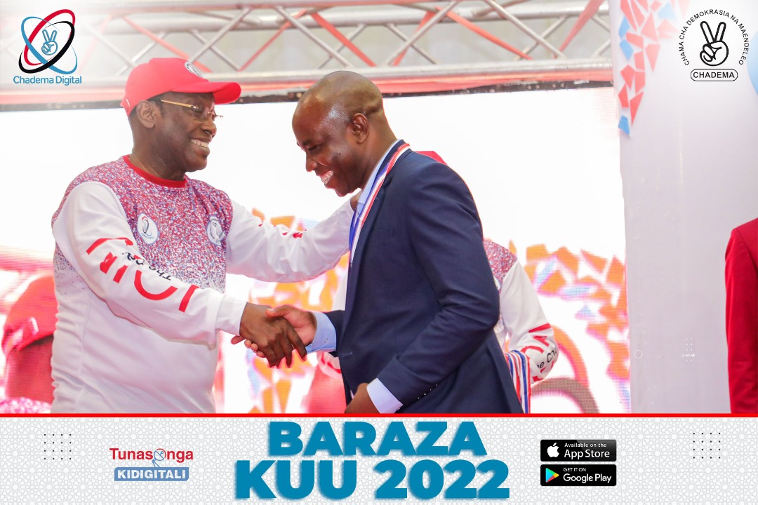 ChrissFundi's tweet photo. Jana mawakili wasomi wamepokea tuzo na mwenyekiti mbowe 
 
walifanya kesi ya #michongo tukajua hadi. PGO  Mungu awabariki sana https://t.co/AGqxBy0vY6
