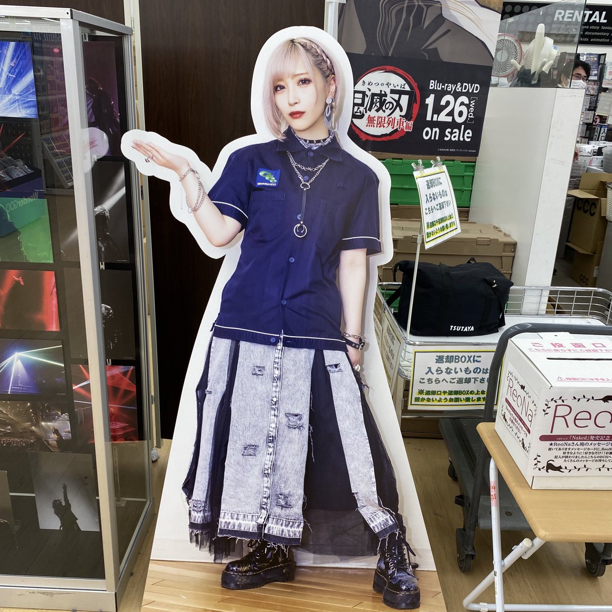 takinera's tweet photo. パネル展行きました✨
#WonderGOO守谷店
#Naked
#ReoNa https://t.co/4k50I1SYtI