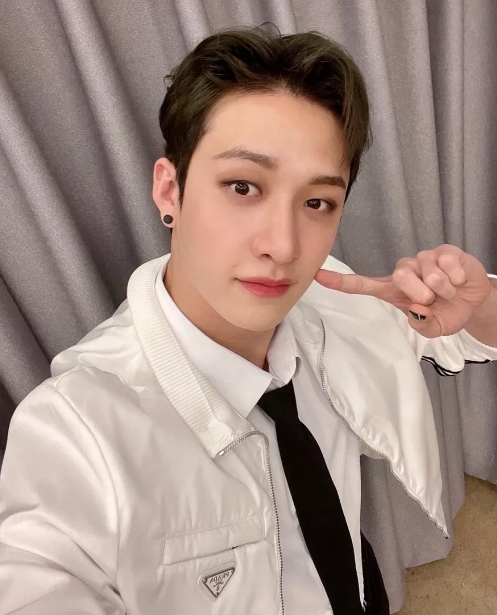 skiddoz_stay's tweet photo. not me simping on instagram....id NEVER. you'll never catch me simping over men. anywho.....BANG CHAN 😭😩😭😩😭😩😭😩😭
#BangChan #heissohot #hyperventilating #StrayKids #icantdothistoday #ItsFingerLickinGood https://t.co/aLBtYxBmRb