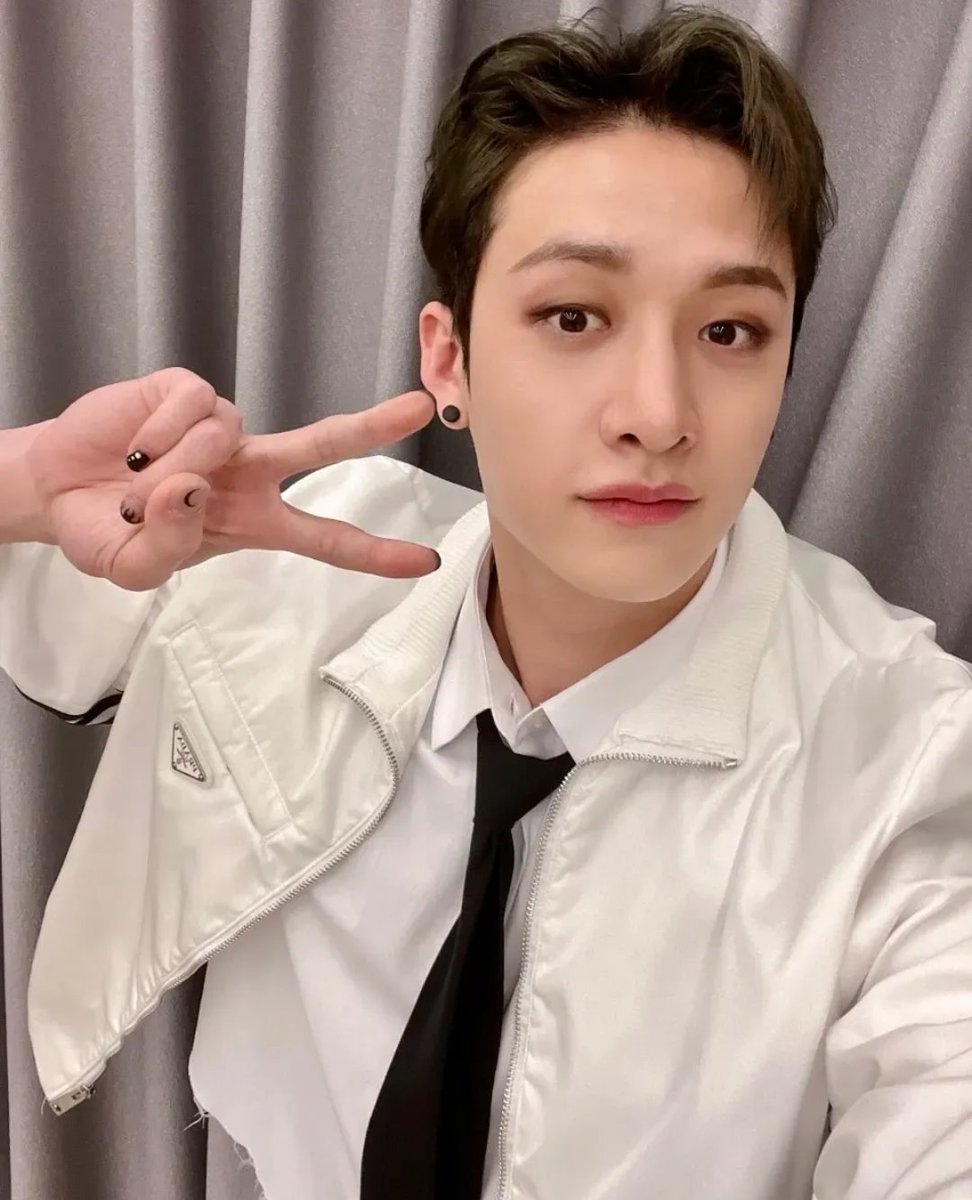 skiddoz_stay's tweet photo. not me simping on instagram....id NEVER. you'll never catch me simping over men. anywho.....BANG CHAN 😭😩😭😩😭😩😭😩😭
#BangChan #heissohot #hyperventilating #StrayKids #icantdothistoday #ItsFingerLickinGood https://t.co/aLBtYxBmRb