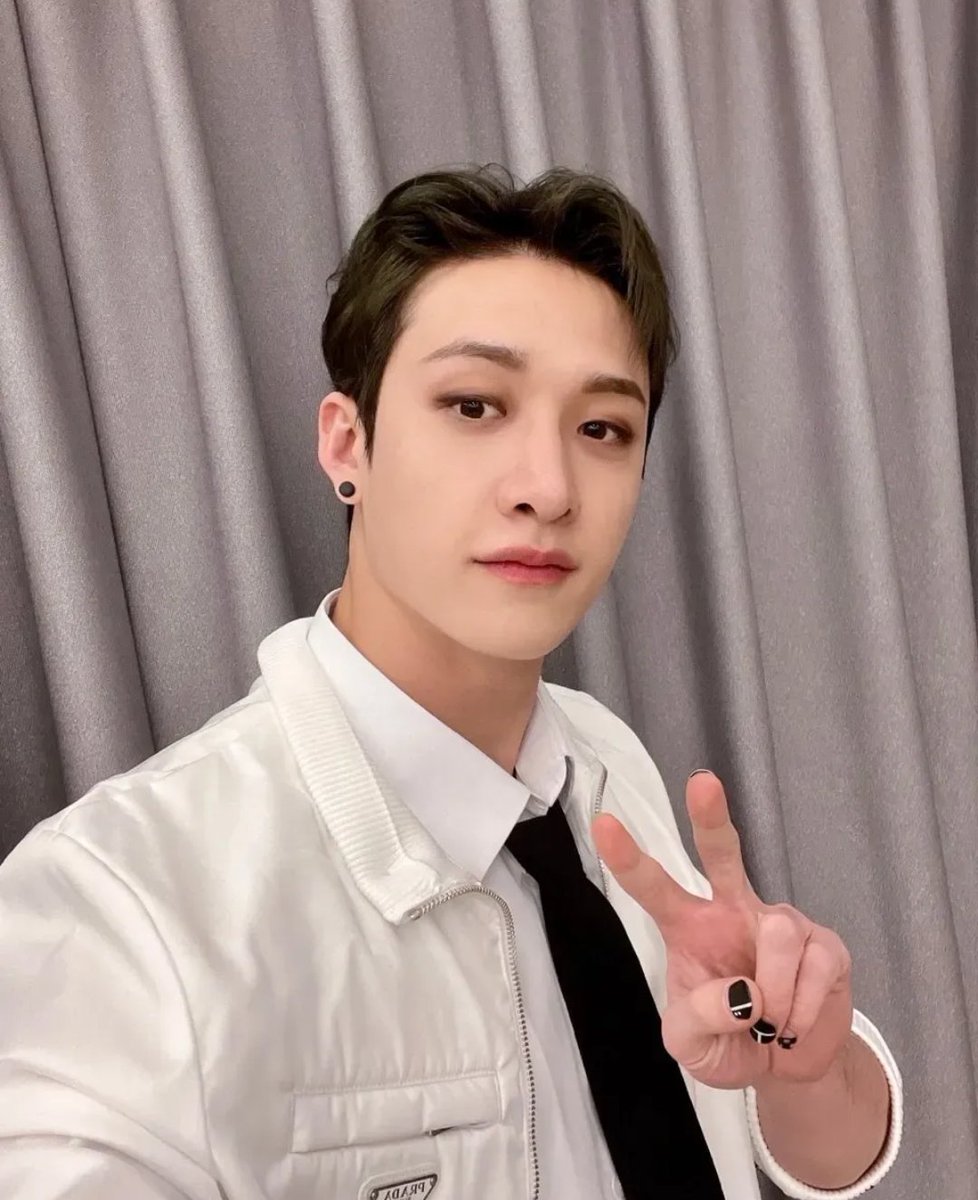 skiddoz_stay's tweet photo. not me simping on instagram....id NEVER. you'll never catch me simping over men. anywho.....BANG CHAN 😭😩😭😩😭😩😭😩😭
#BangChan #heissohot #hyperventilating #StrayKids #icantdothistoday #ItsFingerLickinGood https://t.co/aLBtYxBmRb