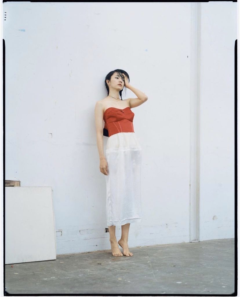 Hikari Mitsushima wearing TOGA SS22 SATIN BUSTIER DRESS.

Available at TOGA ONLINE STORE and TOGA STORES.

store.toga.jp/products/ta21-…