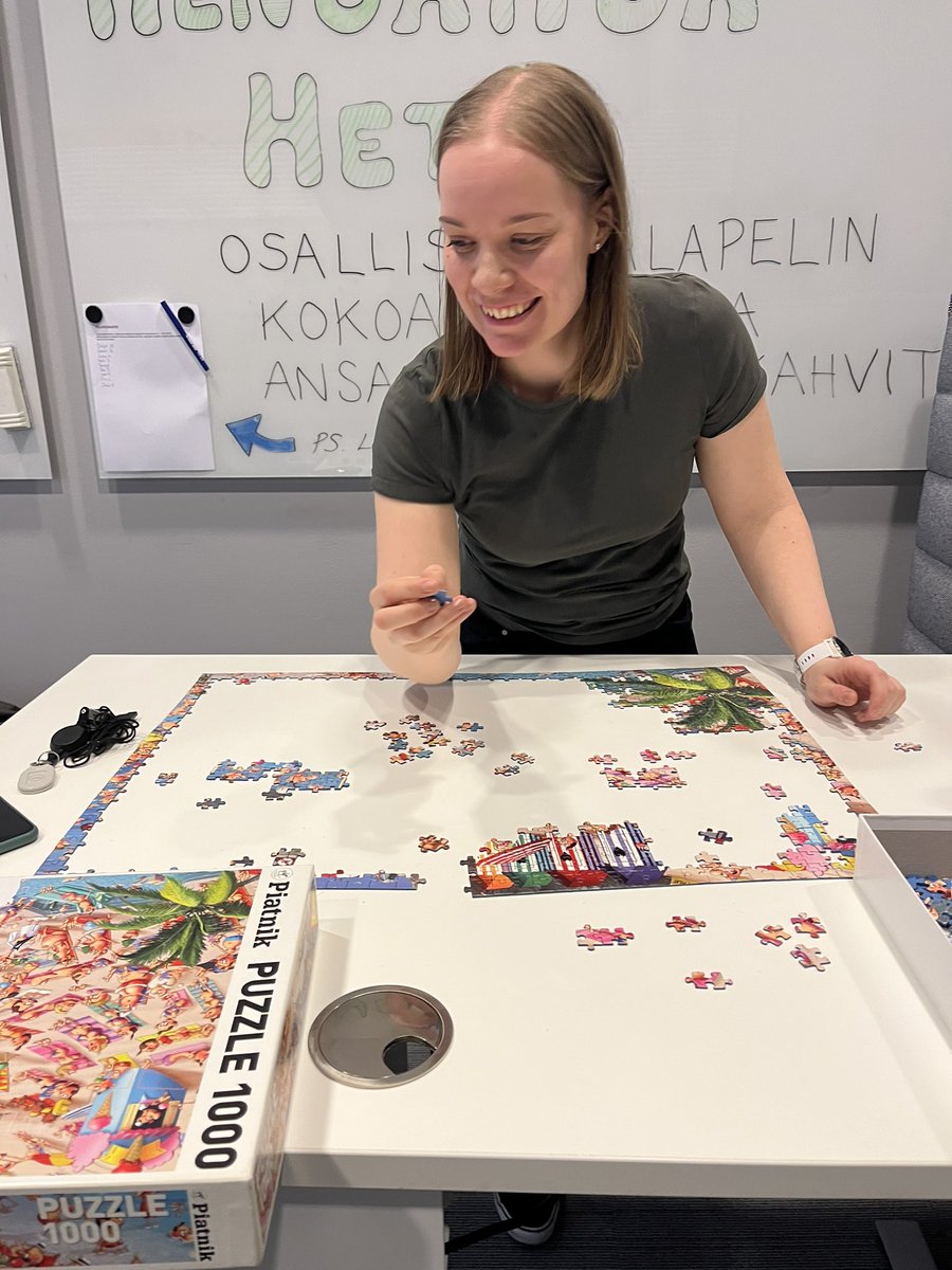 ilmarinen_tweet's tweet photo. Ilmarisen Huoltamo-tilassa on henkilöstömme mahdollista pitää pieni palauttava tauko työpäivän aikana. Liikuttajamme @ElsiLuomi osallistuu tilassa käynnissä olevaan palapelihaasteeseen. Myös aivojumppaa tarvitaan! 😊💪 #työkyky #tauko #palapeli #ParempaaTyöelämää https://t.co/BT1SNJzroN