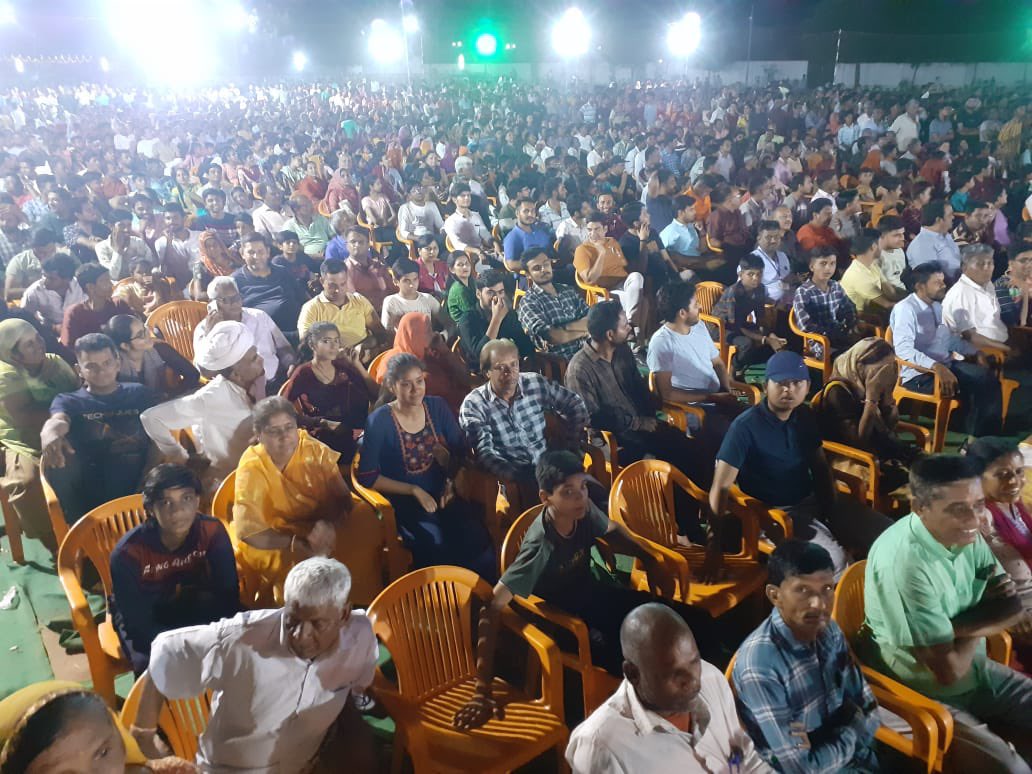 DrKumarVishwas's tweet photo. अद्भुत शौर्य व अभेद्य क़िलों वाली वीर-भूमि राजस्थान के शिवगंज नगर के स्थापना दिवस समारोह के दौरान कल लगभग तीस-चालीस हज़ार श्रोताओं नें पधार कर अपनी मुहब्बतों से मुझे एक बार पुनः ऋणी बनाने पर कृतज्ञता ज्ञापित करने के लिए आभार बहुत छोटा शब्द है🙏
लव यू शिवगंज❤️
Outfit @studio_sleek https://t.co/OpXrVBd360