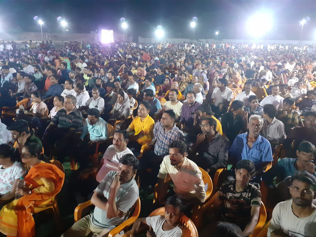 अद्भुत शौर्य व अभेद्य क़िलों वाली वीर-भूमि राजस्थान के शिवगंज नगर के स्थापना दिवस समारोह के दौरान कल लगभग तीस-चालीस हज़ार श्रोताओं नें पधार कर अपनी मुहब्बतों से मुझे एक बार पुनः ऋणी बनाने पर कृतज्ञता ज्ञापित करने के लिए आभार बहुत छोटा शब्द है🙏
लव यू शिवगंज❤️
Outfit <a href="/studio_sleek/">SleekStudioOfficial</a>