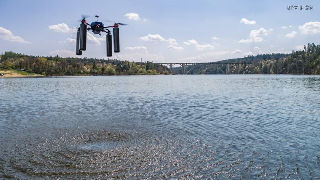 JakubKaras3's tweet photo. Minulý týden se skupinou multi-robotických systémů ČVUT, kteří testují nová využití autonomních dronů. Pár našich fotek níže... 🚀 #drony #cvut #autonomnidrony https://t.co/s9JjKU9O1o