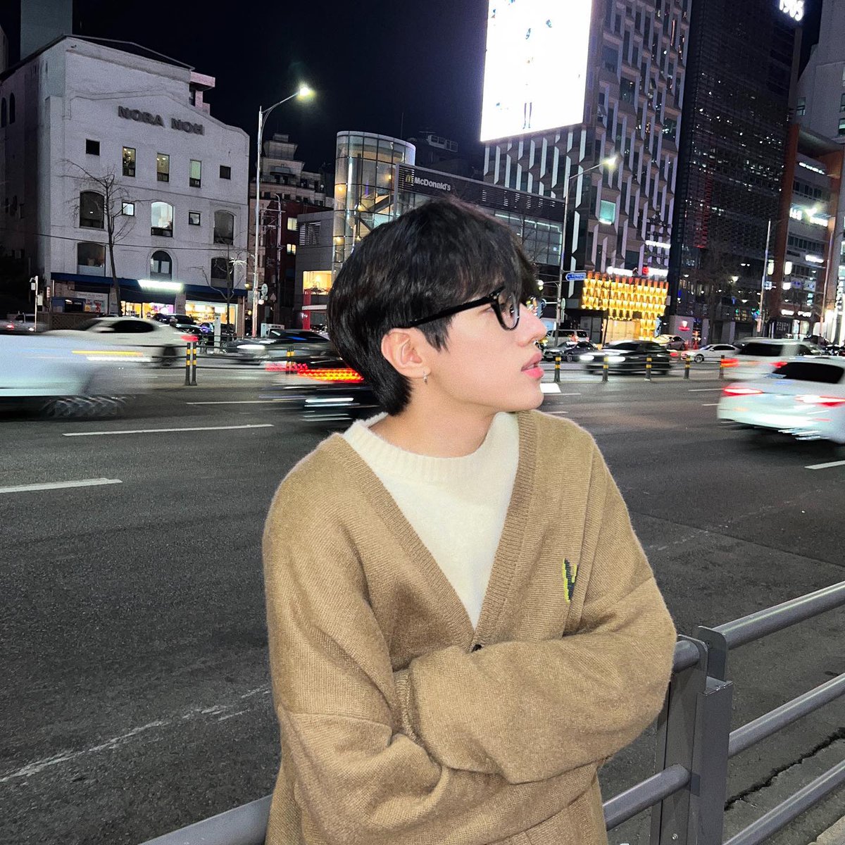 S30JA3's tweet photo. 쟤짡이 잉스타 피드 첫 게시물 
그 형 옷
그 형 집
그 형이 찍어 준 사진 
심지어 인장도 그 형과 함께한 순간의 사진인디 
우짜냐 https://t.co/g6FpXDo8HC