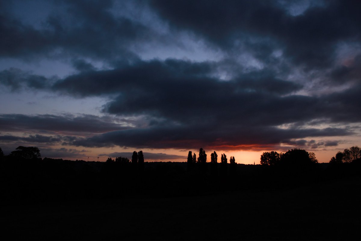 BatRachy's tweet photo. A lovely #SunriseWith6Music this morning, expertly soundtracked by @djdebgrant 💜
Getting outside to watch the sunrise means I've acheived something, even if the rest of the day is a mess.
#ArmleyIsBeautiful #ThePhotoHour https://t.co/ZaE4LWxMSU