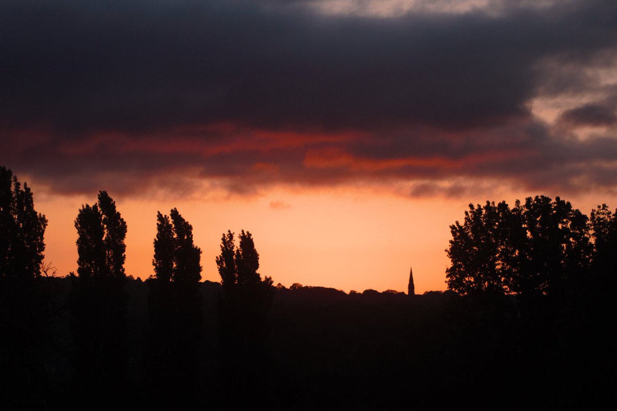 BatRachy's tweet photo. A lovely #SunriseWith6Music this morning, expertly soundtracked by @djdebgrant 💜
Getting outside to watch the sunrise means I've acheived something, even if the rest of the day is a mess.
#ArmleyIsBeautiful #ThePhotoHour https://t.co/ZaE4LWxMSU