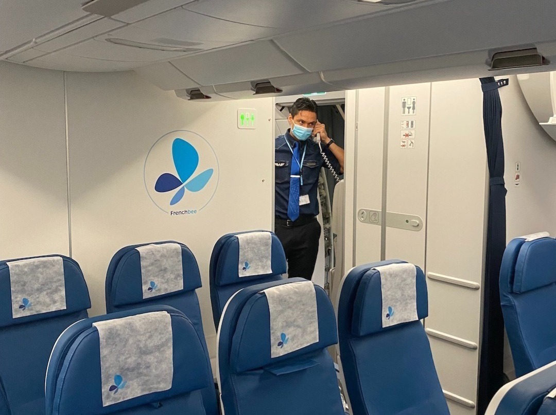 flyfrenchbee's tweet photo. Derniers contrôles du chef de cabine avant d'accueillir nos passagers à bord : prêt.e à embarquer avec nous ? ✈️
#AvGeek #Airbus #A350 #A3501000 #Frenchbee #FHMIX https://t.co/Clg1mlGXGX