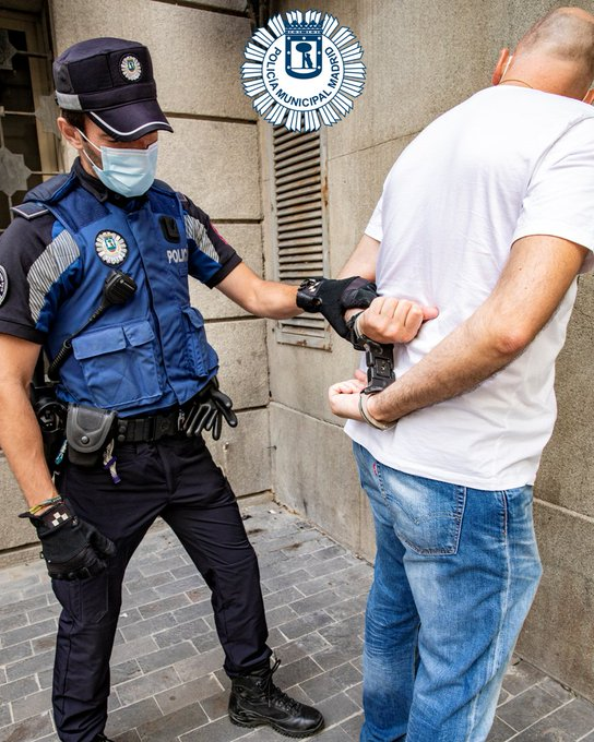 policiademadrid's tweet photo. Agentes de la #UIDCentroNorte detienen a un conductor auto taxi por la comisión de delitos contra la seguridad vial y la salud pública, al carecer de permiso de conducir y dar positivo en prueba de drogas y alcoholemia. Portaba 1695 € y 7 papelinas.
#PolicíaMunicipalDeMadrid https://t.co/1BrL5g57EF