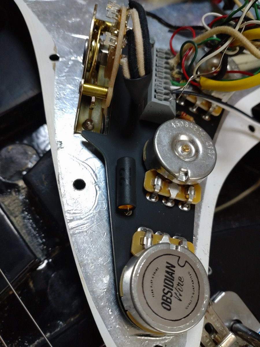 voodoo69mkt's tweet photo. ストラトに #obsidianwire ってとこのブレンダー基盤つけた。
フロント&リア、ディマジオのHS-3。
センターはもともとついてたフェンダーのねー
ハンダなしで付くやつだけど、
配線きたないねえー
まあ、音は大丈夫なんで。
ブレンダーでフロントとリアでやるハーフトーン、
なかなかいーねー https://t.co/JTAHuzhzYP