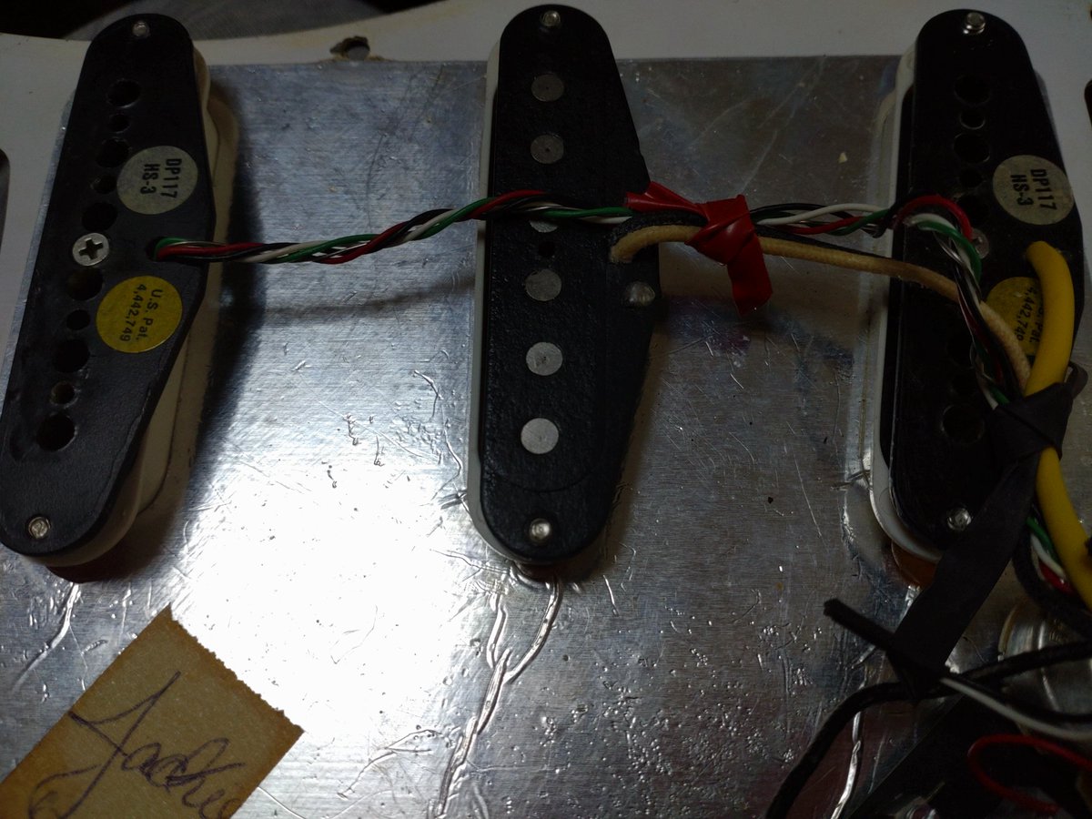 voodoo69mkt's tweet photo. ストラトに #obsidianwire ってとこのブレンダー基盤つけた。
フロント&リア、ディマジオのHS-3。
センターはもともとついてたフェンダーのねー
ハンダなしで付くやつだけど、
配線きたないねえー
まあ、音は大丈夫なんで。
ブレンダーでフロントとリアでやるハーフトーン、
なかなかいーねー https://t.co/JTAHuzhzYP