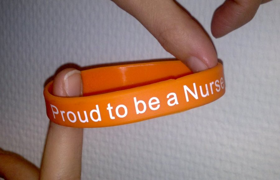 PROUD TO BE A NURSE

Wir sind stolz, Pflegefachpersonen zu sein. Genau dieser Stolz verunmöglicht es aber vielen, den Beruf weiter auszuüben. Weil die Bedingungen nicht stimmen, die Zeit nicht reicht, wir "abfertigen" statt zu pflegen. 

#tagderPflege #InternationalNursesDay