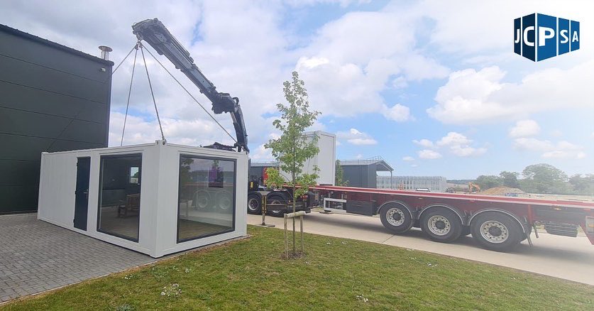 jcpsaltd's tweet photo. ✨ Brand New 24ft x 10ft Sales Office/Marketing Suite safely delivered by our good friend Danny Mears Transport 🚚💨

#portableoffice #salesoffice #modularbuilding #modularconstruction #modular #marketingsuite #construction #hiab #lorry #transport #portablebuilding #siteoffice https://t.co/ZiHx7et1Ny