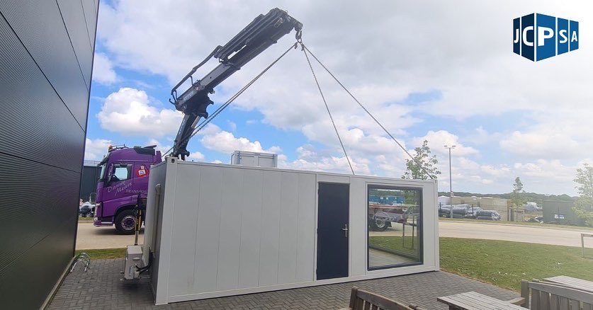 jcpsaltd's tweet photo. ✨ Brand New 24ft x 10ft Sales Office/Marketing Suite safely delivered by our good friend Danny Mears Transport 🚚💨

#portableoffice #salesoffice #modularbuilding #modularconstruction #modular #marketingsuite #construction #hiab #lorry #transport #portablebuilding #siteoffice https://t.co/ZiHx7et1Ny
