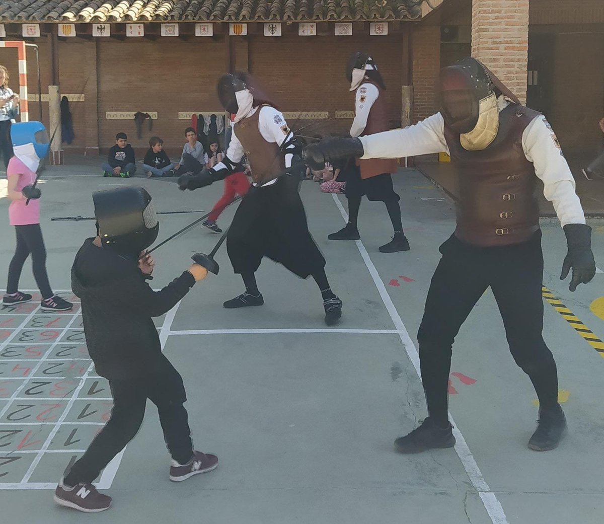 La Asociación Cultural de Esgrima Antigua de Toledo, haciendo divulgación entre los más jóvenes, que sin duda son el futuro de la actividad, con motivo de la Jornadas Alfonsinas.

#AEEA #Destreza #Esgrima #EsgrimaHistorica #Espada #Fencing #Sword #HEMA