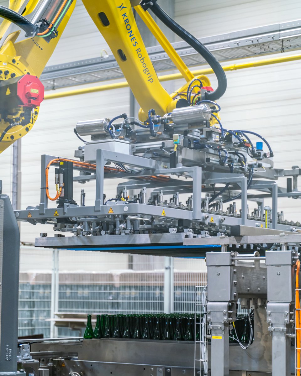 KronesAG's tweet photo. Packing, palletizing, sorting - the #Robogrip can be used for a wide variety of different tasks. ๐ฆพ Its large operating radius gives the robot access to a generous working area and ensures maximum efficiency in packing and palletizing. ๐คฉ #Krones #KronesAG https://t.co/dgZ5l6hq96