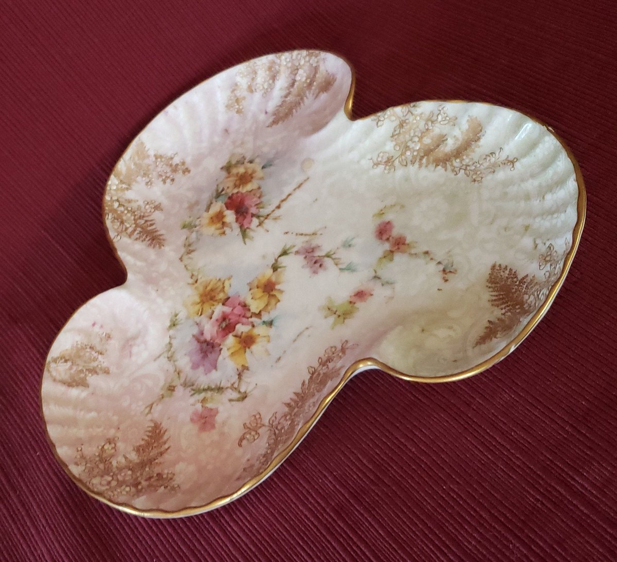 atticesoterica's tweet photo. Antique Doulton Burslem England Relish Dish, Fern And Floral Guild Ware Painted On Tri Lobed Ridged Scallops, Made Between 1891 And 1902 https://t.co/lFmU8WF28G #Etsy #Vintage #AtticEsoterica #Collectibles #BestOffer #Curios #Antiques #Ridged https://t.co/CieSYwcXQ3