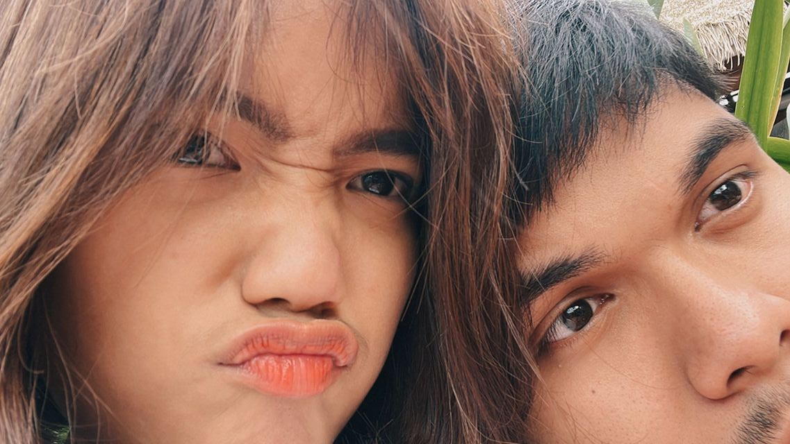 buletreog's tweet photo. pak pulici pak pulici, ada yang pacaran sampai jadi anak kembar nih pak. tolong ditangkap pak pulici, karena terlalu bucin sampai kembar. 
#TerlaluBucin https://t.co/RXuxGrJr4V