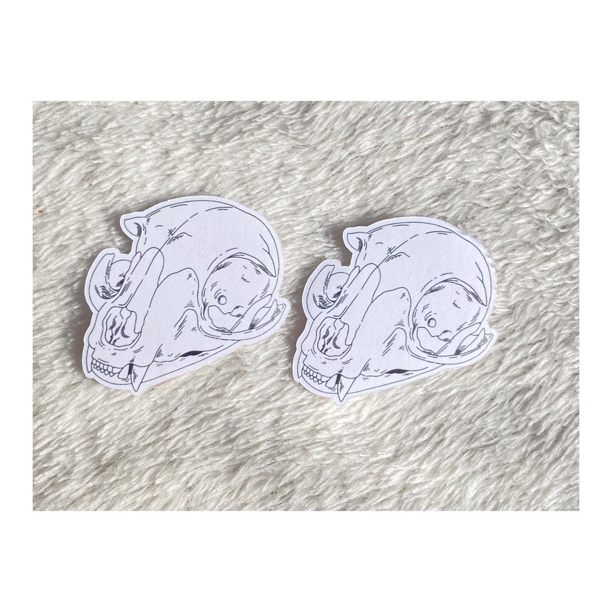 piggydesi_gns's tweet photo. new cat skull stickers now available 🐈‍⬛ link in bio https://t.co/P7E5t8mhD9