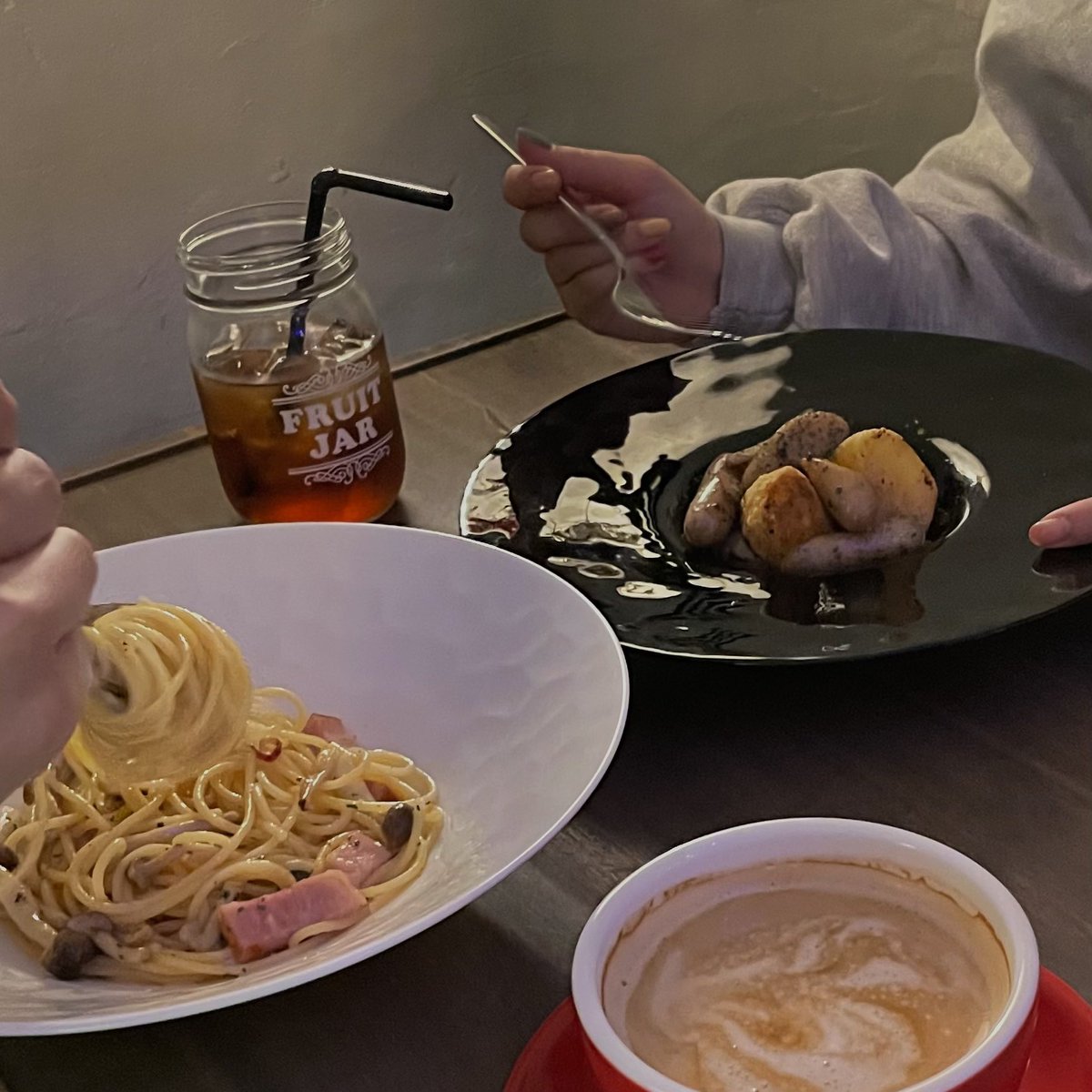 icafe_official's tweet photo. こんにちは🐰 #.icafe です🌈

実は当店では夜の時間帯にもカフェ利用ができるんです🌙
暗い店内にかまくらの光が暖かく灯る空間はとても居心地が良いので、大切な方とお時間を過ごす際などは是非ご来店下さい☕️

もちろんディナーメニューもた���さんご用意しております！！ https://t.co/bJXA7ljDHO