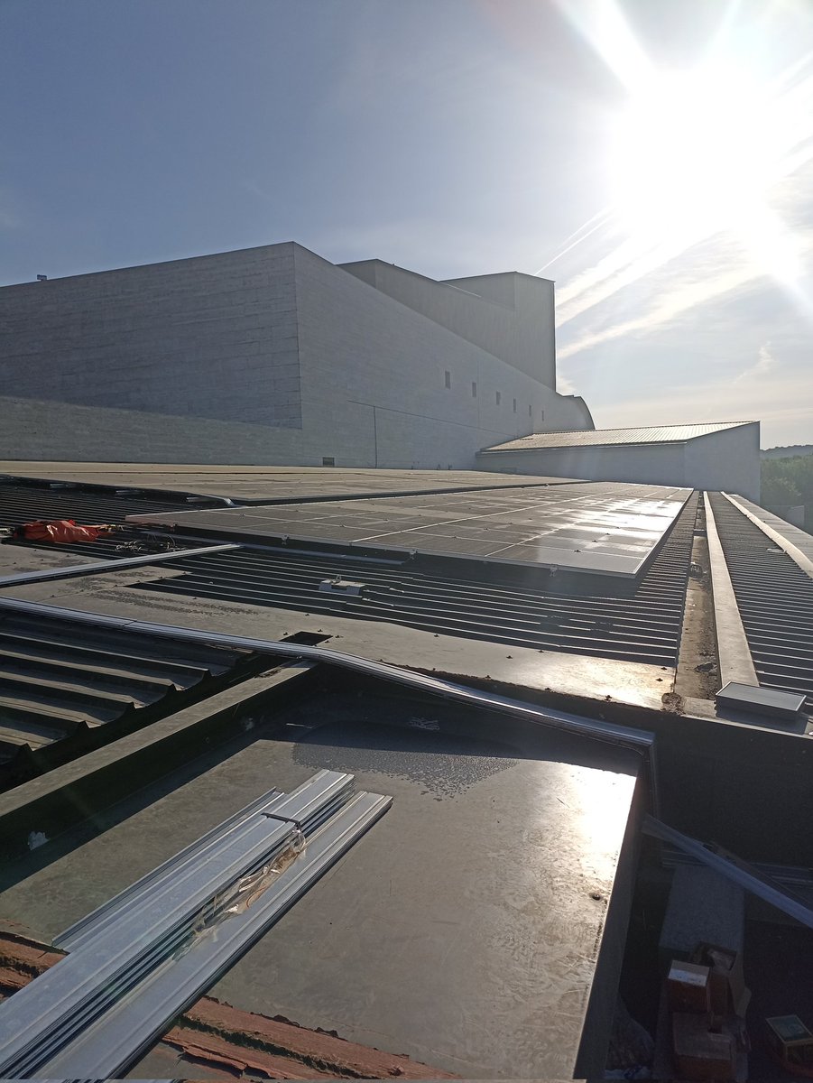 Veient sortir el sol a Escola de Música.
<a href="/ajsantcugat/">Aj. Sant Cugat</a> <a href="/JoseGallardoSTQ/">José Gallardo</a> <a href="/SolerPere/">Pere Soler Artalejo</a>