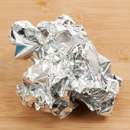 SYTRAD1's tweet image. L’aluminium se trie dans le conteneur jaune ou bleu suivant votre commune ❗
À vous, qui préférez emballer vos sandwichs et vos restes de plats dans du papier aluminium. Désormais, changez vos habitudes : emballez, mangez, puis triez ♻️ 
#sytrad #gestedetri