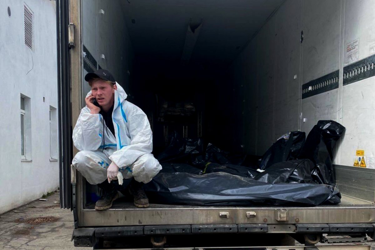 Igor Sereda buries the dead for living. Now he’s exhuming the bodies of civilians killed outside Kyiv during Russian occupation. He told Meduza what he’s seen firsthand. meduza.io/en/feature/202…