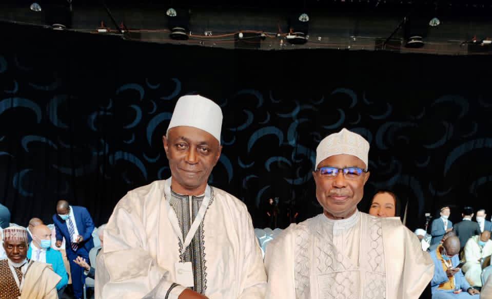 Abu Dhabi. Le Coordonnateur Général du CIDIMUC Dr Moussa Oumarou avec le Secrétaire général de l', Organisation de la Coopération Islamique (OCI) Dr TAHA Ibrahim. Le 9 mai. 2022