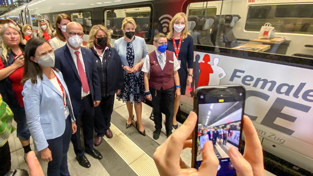 DeineEVG's tweet photo. Ein ICE - komplett in allen Funktionen mit Frauen besetzt, im Zug, entlang der Strecke, in Stellwerken, Betriebszentralen, Bahnhöfen, Werken, Baustellen - das war der #FemaleICE, der gestern von München nach Berlin rollte. https://t.co/JsrUTjlBlo
