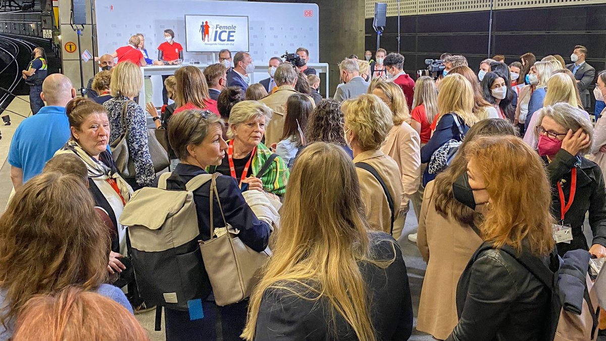 DeineEVG's tweet photo. Ein ICE - komplett in allen Funktionen mit Frauen besetzt, im Zug, entlang der Strecke, in Stellwerken, Betriebszentralen, Bahnhöfen, Werken, Baustellen - das war der #FemaleICE, der gestern von München nach Berlin rollte. https://t.co/JsrUTjlBlo