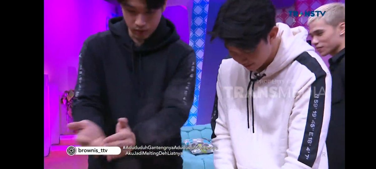 ianforalden's tweet photo. Ngerti sih kenapa Victor mewakili buat jawab pertanyaan Alden. Dia tau Alden lagi kurang sehat, jadi sebisa mungkin dia jawab biar Alden gak cape. He really takes care of Alden very well. 

Tapi ya ditambah lagi emang bucin sih. Sekali bucin tetap bucin🙂
#VidendiBrownisTTV https://t.co/wOmnIR22Qx