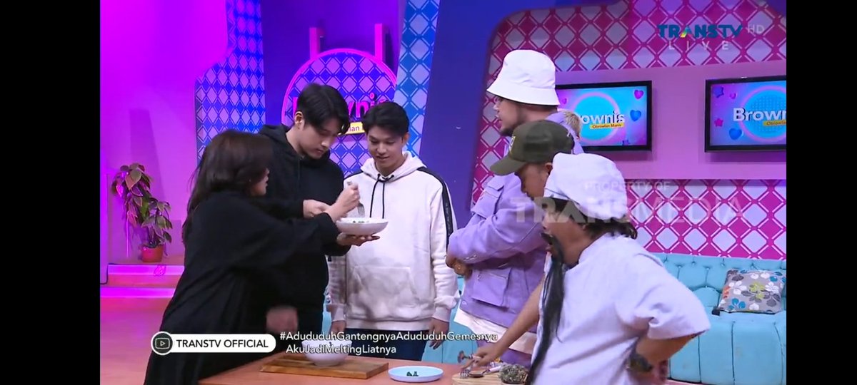 ianforalden's tweet photo. Ngerti sih kenapa Victor mewakili buat jawab pertanyaan Alden. Dia tau Alden lagi kurang sehat, jadi sebisa mungkin dia jawab biar Alden gak cape. He really takes care of Alden very well. 

Tapi ya ditambah lagi emang bucin sih. Sekali bucin tetap bucin🙂
#VidendiBrownisTTV https://t.co/wOmnIR22Qx
