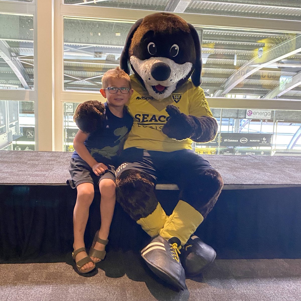 Woensdagochtend heeft in Covebo Stadion - De Koel - de voorleesochtend vanuit @biebvenlo plaatsgevonden. Koelie ontving de peuters en na een blik op het grasveld startte uiteindelijk de voorleesochtend. De aanwezige kinderen vonden het een spannende, maar leuke ochtend!